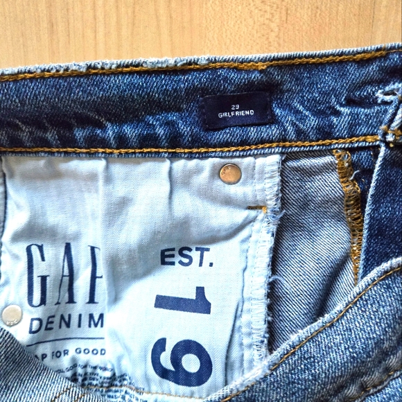 GAP Girlfriend Jeans - Picture 2 of 4